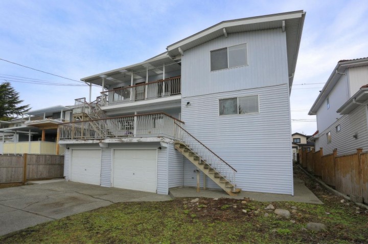 Photo 3 at 448 E 59th Avenue, South Vancouver, Vancouver East