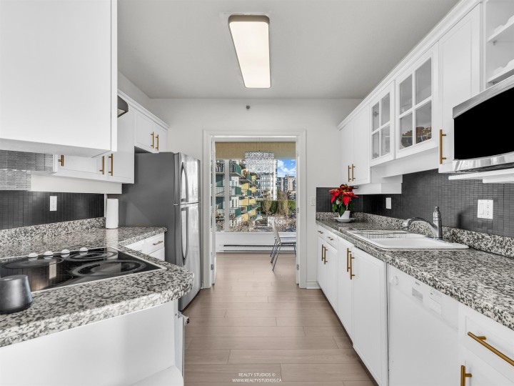 Photo 21 at 201 - 588 16th Street, Ambleside, West Vancouver