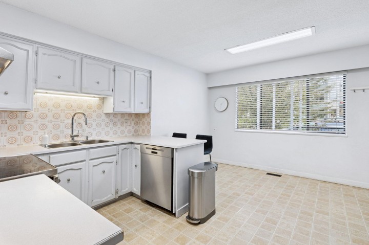 Photo 13 at 651 E 17th Avenue, Fraser VE, Vancouver East