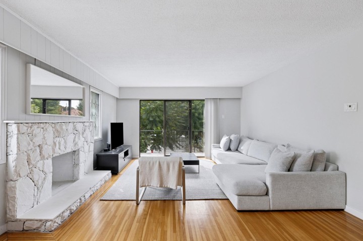 Photo 3 at 651 E 17th Avenue, Fraser VE, Vancouver East