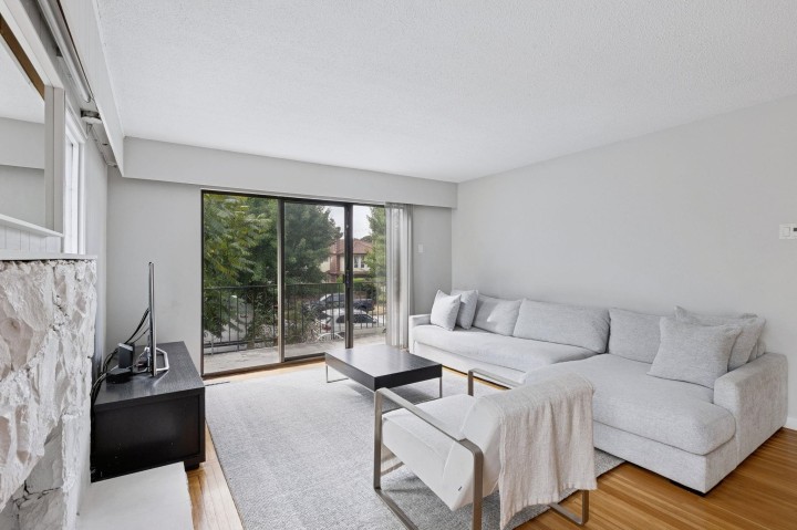 Photo 4 at 651 E 17th Avenue, Fraser VE, Vancouver East