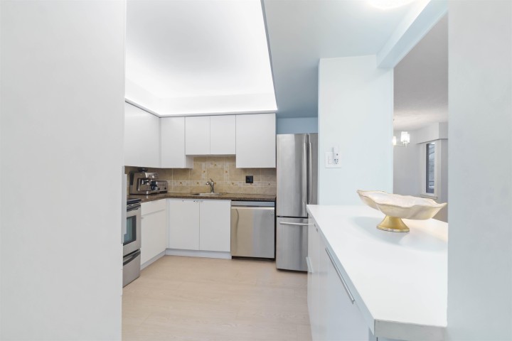 Photo 12 at 206 - 1340 Duchess Avenue, Ambleside, West Vancouver
