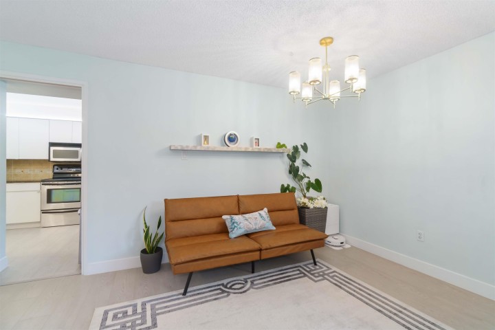 Photo 7 at 206 - 1340 Duchess Avenue, Ambleside, West Vancouver