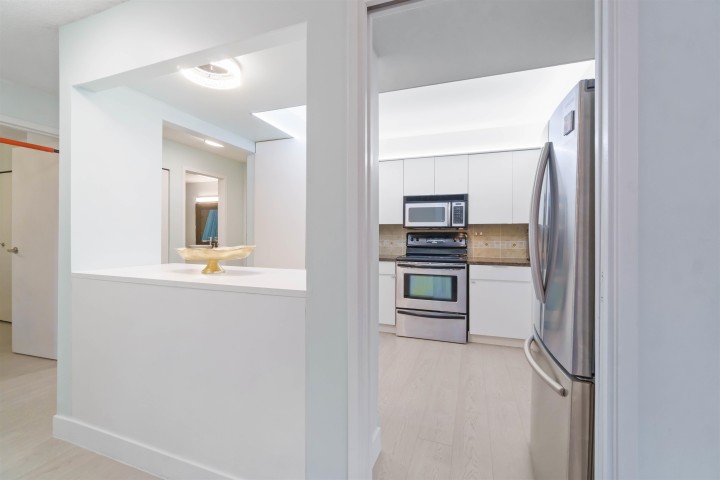 Photo 9 at 206 - 1340 Duchess Avenue, Ambleside, West Vancouver