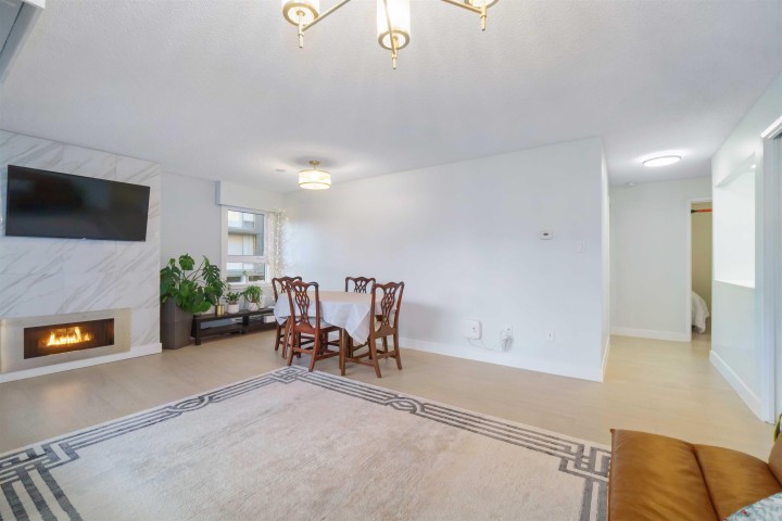Photo 4 at 206 - 1340 Duchess Avenue, Ambleside, West Vancouver