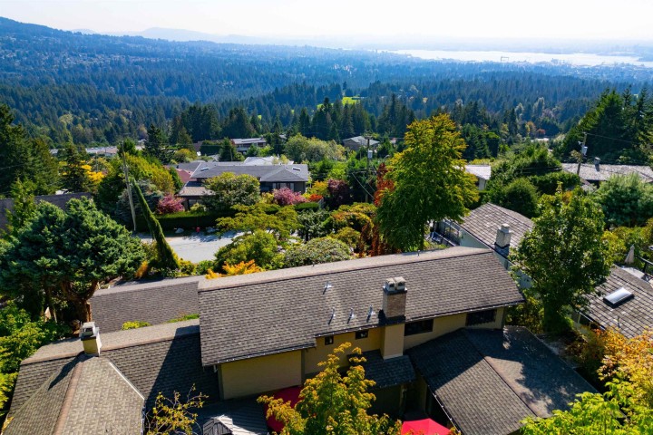 Photo 2 at 560 Craigmohr Drive, Glenmore, West Vancouver