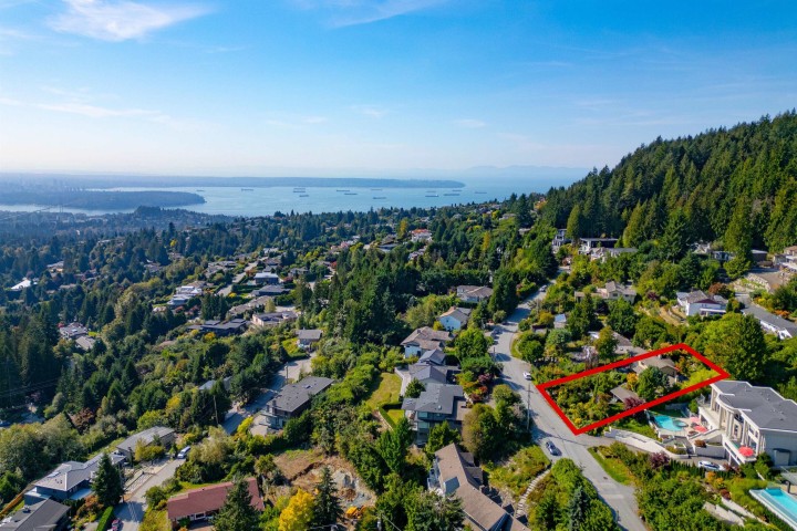 Photo 1 at 560 Craigmohr Drive, Glenmore, West Vancouver