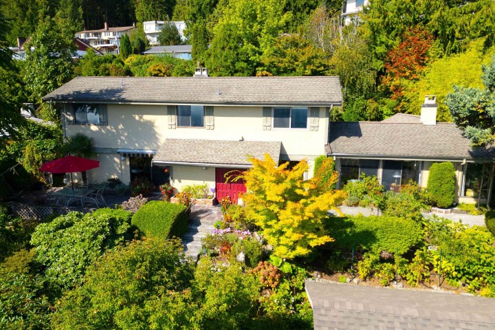 Photo 4 at 560 Craigmohr Drive, Glenmore, West Vancouver