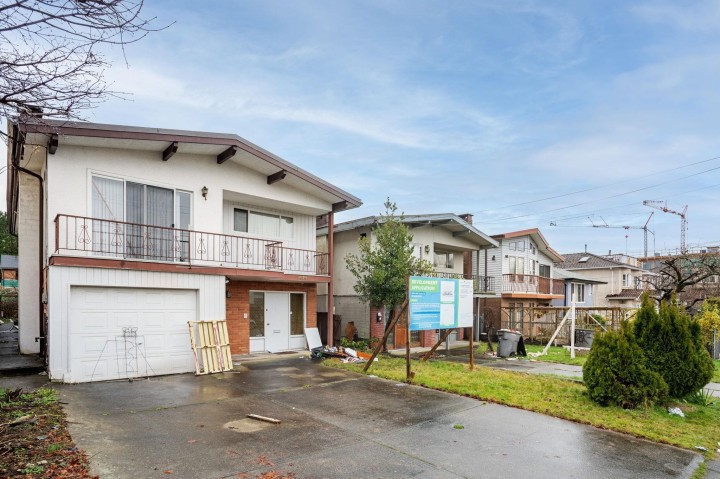 Photo 3 at 4928 Earles Street, Collingwood VE, Vancouver East