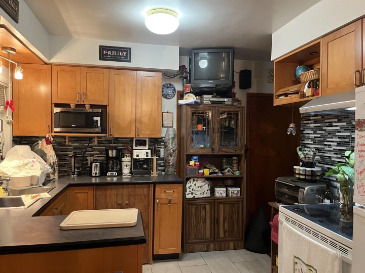 Photo 3 at 4042 Nootka Street, Renfrew Heights, Vancouver East