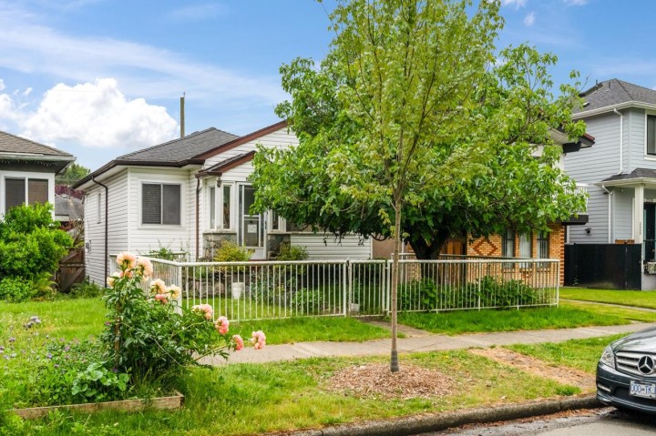 Photo 1 at 2566 Venables Street, Renfrew VE, Vancouver East