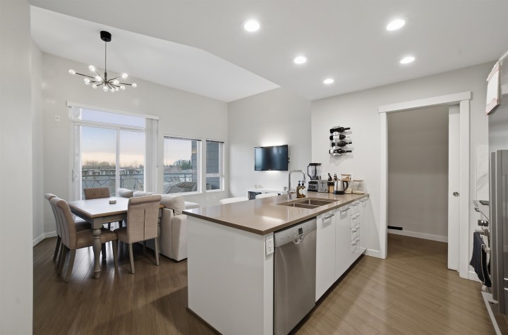 Photo 3 at 507 - 3263 Pierview Crescent, South Marine, Vancouver East