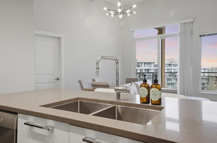 Photo 4 at 507 - 3263 Pierview Crescent, South Marine, Vancouver East