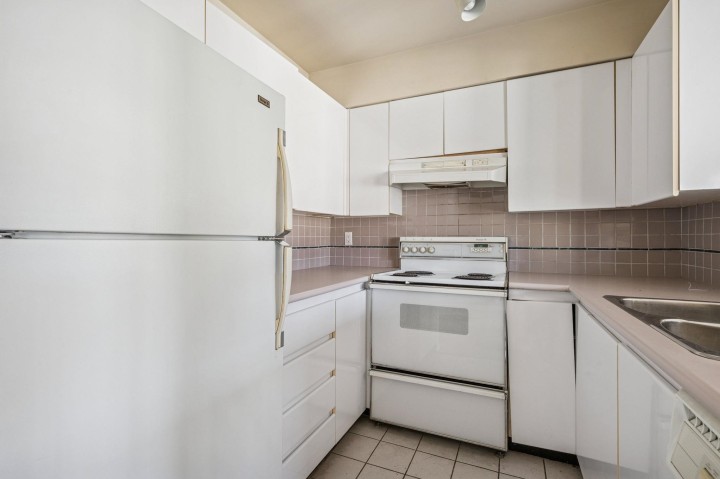 Photo 14 at 304 - 1989 W 1st Avenue, Kitsilano, Vancouver West