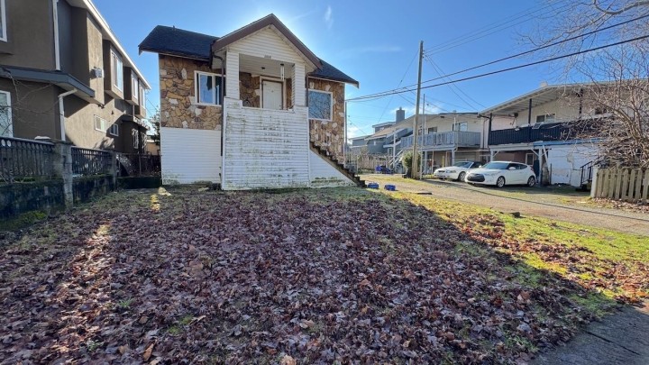 Photo 4 at 3006 E 25th Avenue, Renfrew Heights, Vancouver East