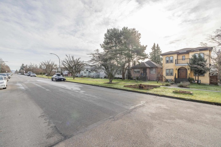 Photo 2 at 2638 Charles Street, Renfrew VE, Vancouver East