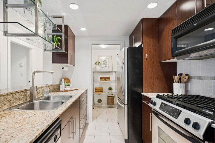 Photo 6 at 1705 - 550 Pacific Street, Yaletown, Vancouver West