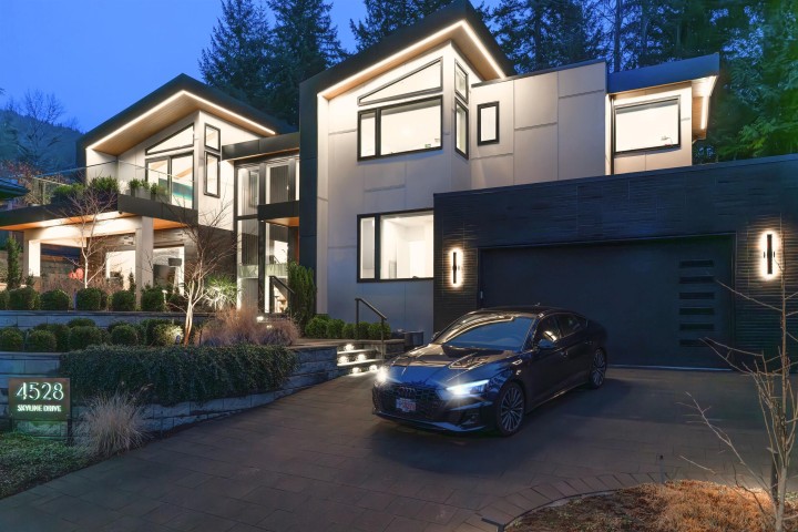 Photo 1 at 4528 Skyline Drive, Canyon Heights NV, North Vancouver