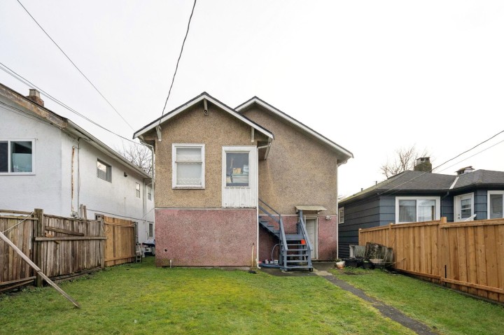 Photo 2 at 2541 Dundas Street, Hastings Sunrise, Vancouver East