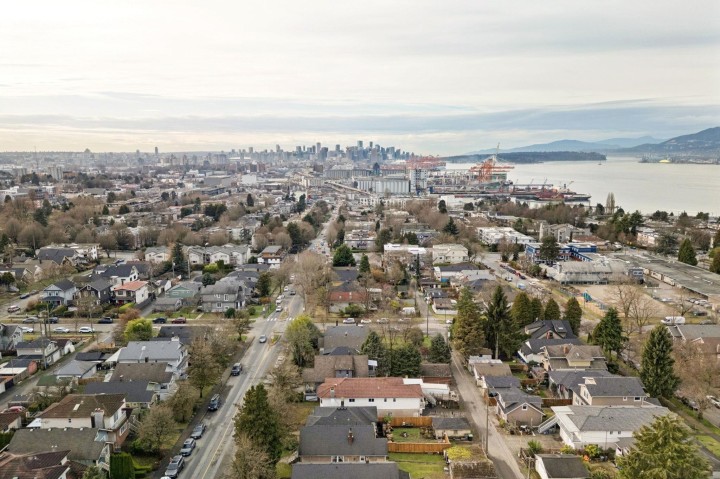 Photo 3 at 2541 Dundas Street, Hastings Sunrise, Vancouver East