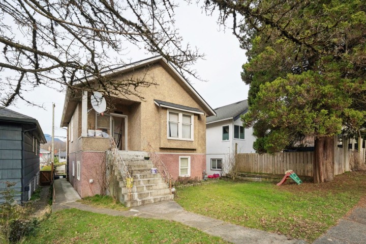 Photo 1 at 2541 Dundas Street, Hastings Sunrise, Vancouver East