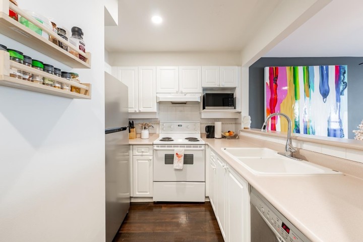 Photo 7 at 203 - 2140 W 12th Street, Kitsilano, Vancouver West