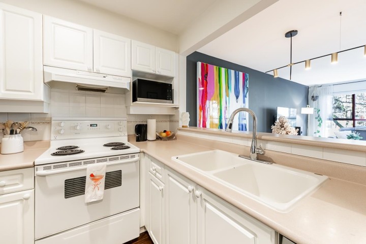 Photo 9 at 203 - 2140 W 12th Street, Kitsilano, Vancouver West