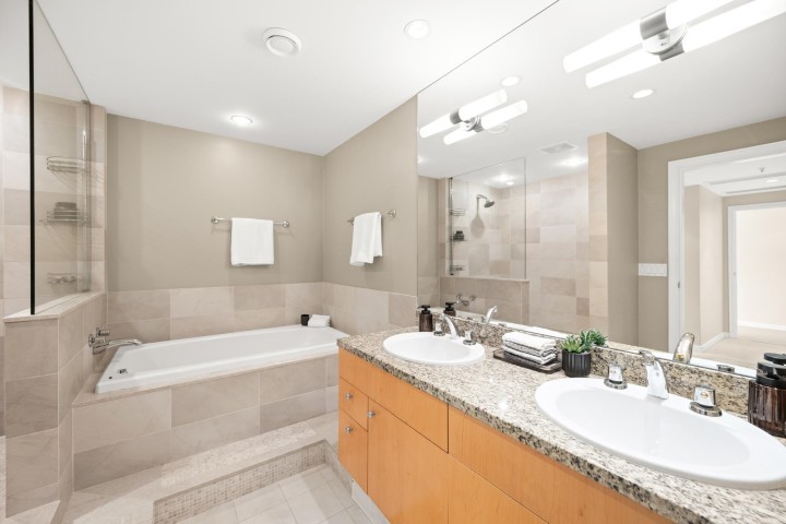 Photo 32 at 1901 - 1710 Bayshore Drive, Coal Harbour, Vancouver West