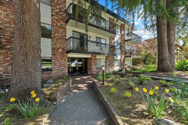 Photo 1 at 305 - 2330 Maple Street, Kitsilano, Vancouver West