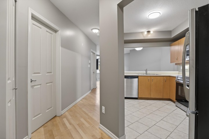 Photo 3 at 103 - 108 W Esplanade, Lower Lonsdale, North Vancouver