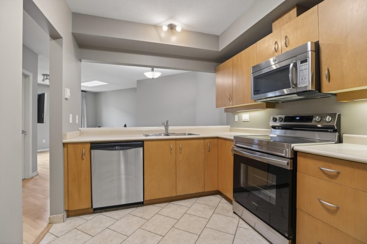 Photo 5 at 103 - 108 W Esplanade, Lower Lonsdale, North Vancouver