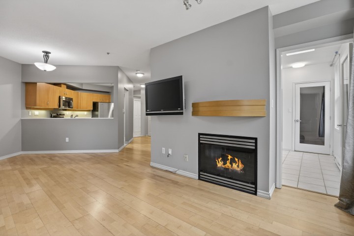 Photo 9 at 103 - 108 W Esplanade, Lower Lonsdale, North Vancouver