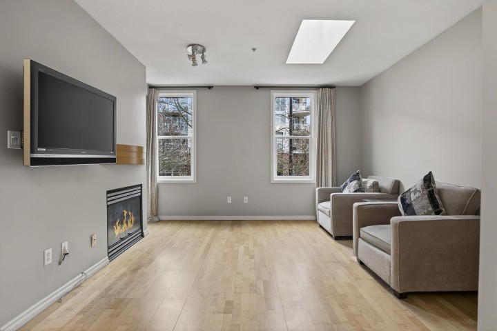 Photo 10 at 103 - 108 W Esplanade, Lower Lonsdale, North Vancouver