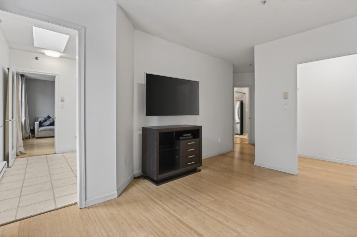 Photo 15 at 103 - 108 W Esplanade, Lower Lonsdale, North Vancouver