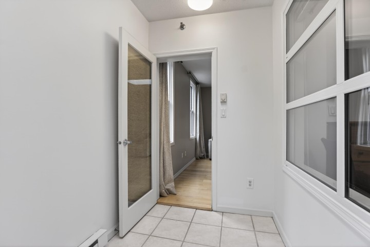 Photo 11 at 103 - 108 W Esplanade, Lower Lonsdale, North Vancouver