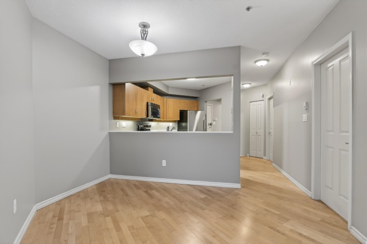 Photo 8 at 103 - 108 W Esplanade, Lower Lonsdale, North Vancouver