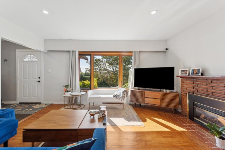 Photo 3 at 430 W Kings Road, Upper Lonsdale, North Vancouver