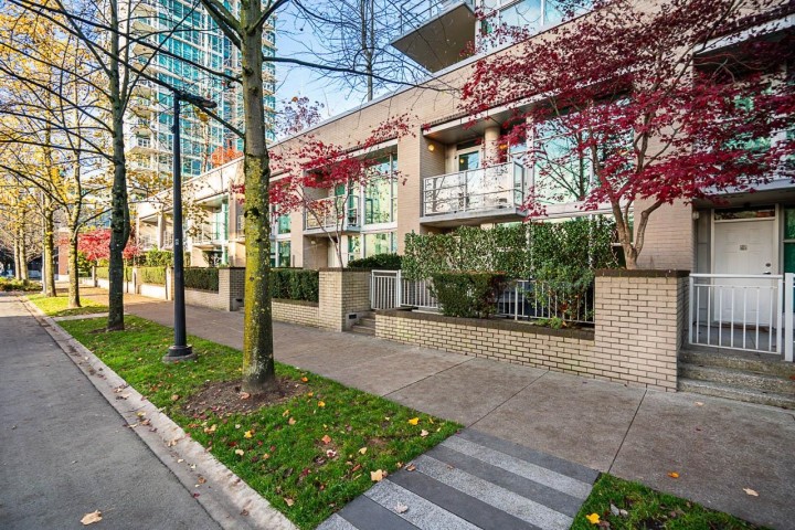 Photo 1 at TH6 - 168 E Esplanade Avenue, Lower Lonsdale, North Vancouver