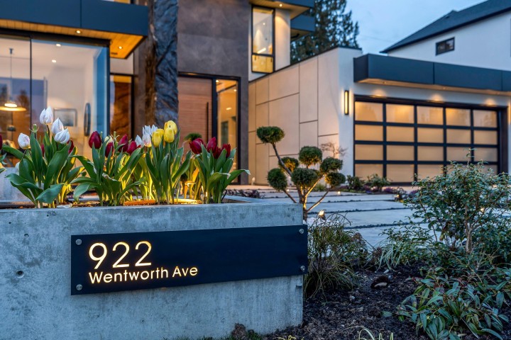 Photo 2 at 922 Wentworth Avenue, Forest Hills NV, North Vancouver