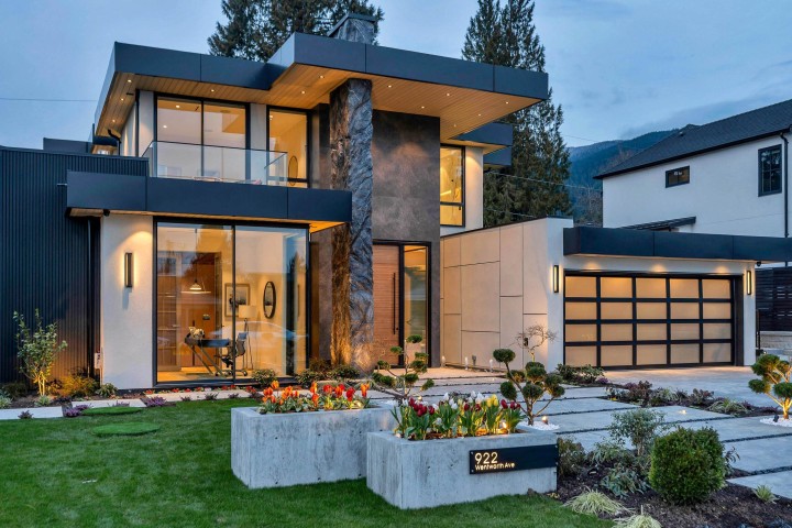 Photo 3 at 922 Wentworth Avenue, Forest Hills NV, North Vancouver