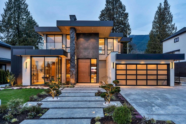 Photo 1 at 922 Wentworth Avenue, Forest Hills NV, North Vancouver