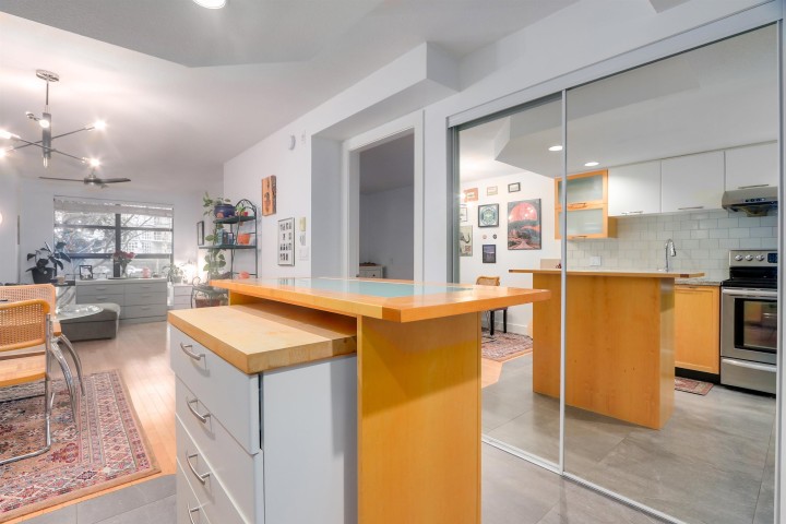 Photo 4 at 206 - 2137 W 10th Avenue, Kitsilano, Vancouver West