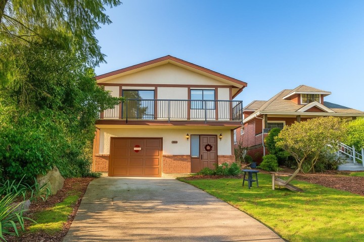 Photo 1 at 3003 Nw Sunnyhurst Road, Lynn Valley, North Vancouver