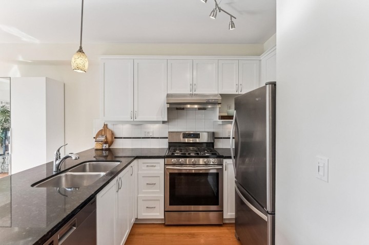 Photo 8 at 102 - 3028 W 41st Avenue, Kerrisdale, Vancouver West