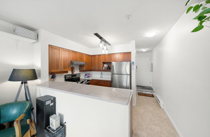 Photo 8 at 301 - 3727 W 10 Avenue, Point Grey, Vancouver West