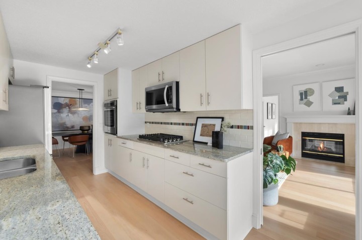 Photo 9 at 207 - 5760 Hampton Place, University VW, Vancouver West