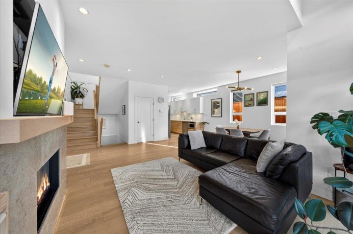 Photo 6 at 2 - 252 E 19th Street, Central Lonsdale, North Vancouver