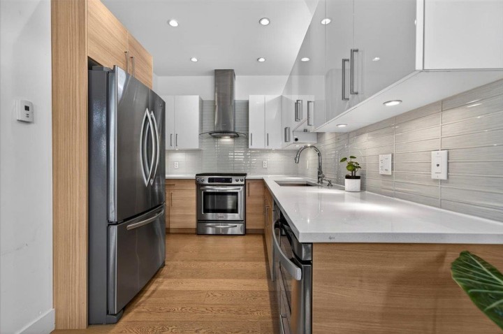 Photo 8 at 2 - 252 E 19th Street, Central Lonsdale, North Vancouver