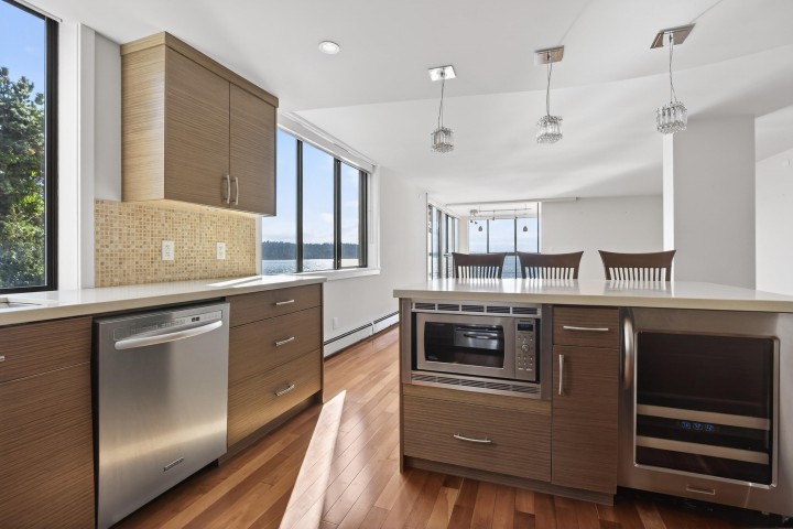 Photo 17 at 203 - 2090 Argyle Avenue, Dundarave, West Vancouver