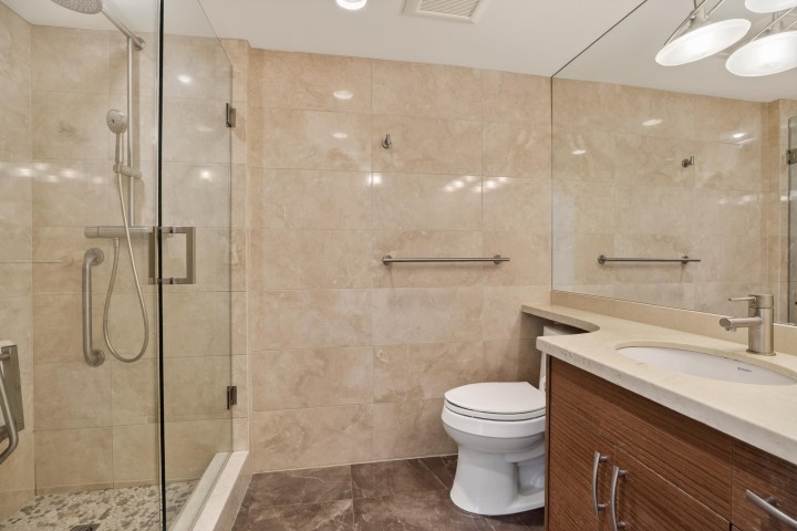 Photo 26 at 203 - 2090 Argyle Avenue, Dundarave, West Vancouver